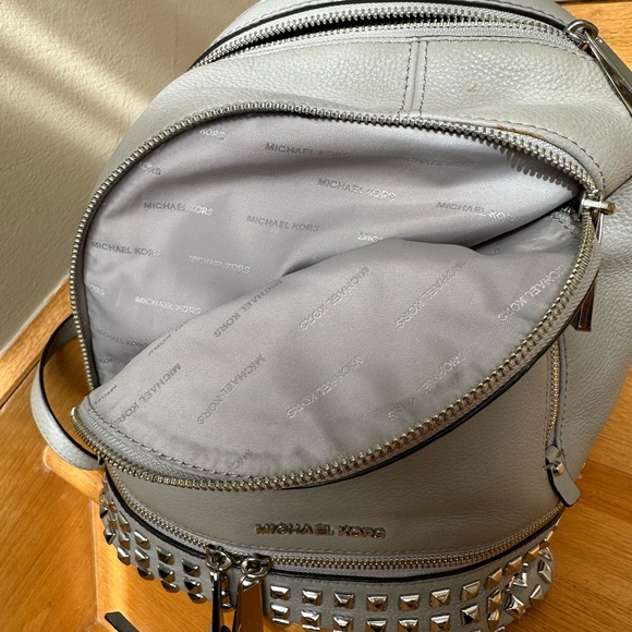 Michaela Kors Rhea Medium Backpack -pearl grey - Picture 2 of 6